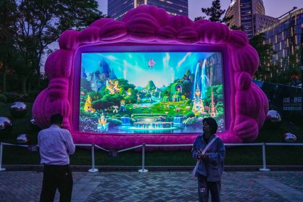 配亿多配资 文汇视讯｜双圈联动光影秀，五一打卡魔都夜生活新地标！