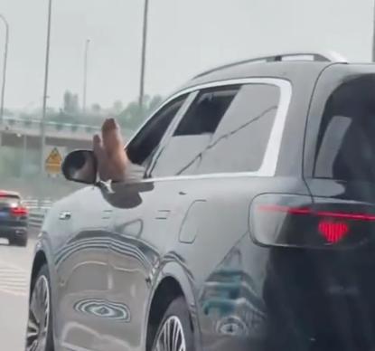 V交易网 重庆一司机双脚伸出窗外“驾车” 智驾误用引热议