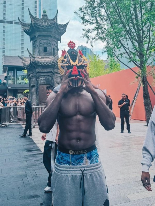 策略资本 玩得挺开心！森林狼官方晒爱德华兹中国行照片