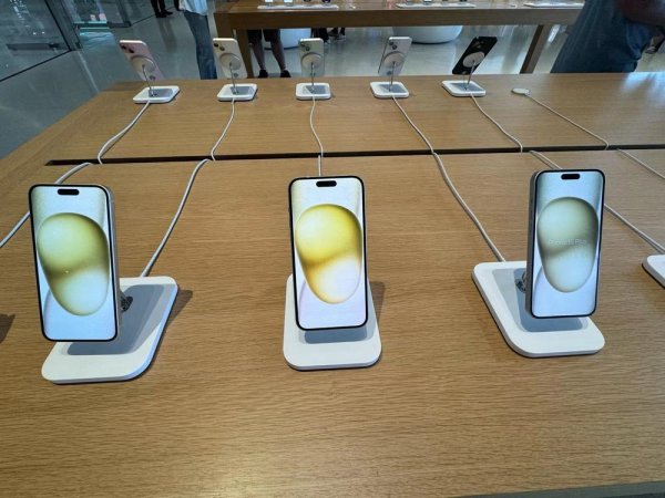 盛金缘证券 苹果AI国行版计划年底推出；宝骏华境 S 亮相；央视起底多地机械车位遭闲置｜Do早报