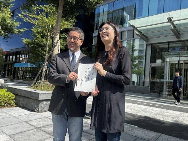 融胜配资 郑丽文获赠“世代接棒”墨宝，曝马英九叮嘱：两岸交流是最重要使命